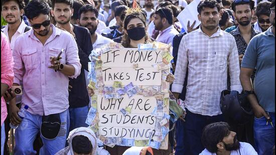 नीट-यूजी की दोबारा परीक्षा देने वाले छात्रों को एडमिट कार्ड हासिल करने में परेशानी का सामना करना पड़ रहा है